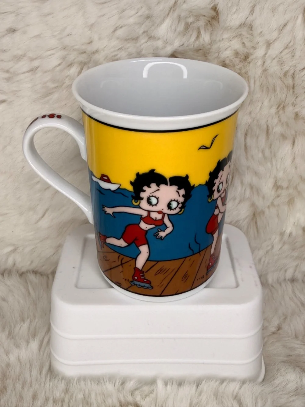 Vintage Betty Boop Roller Skate Coffee Mug Sailboat Boardwalk Cartoon Cup
